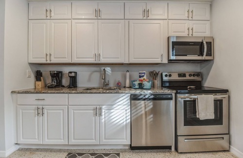Fort Myers Beach House | Newly Renovated🌴Mango Villa - Steps away from beach/private heated pool🌞