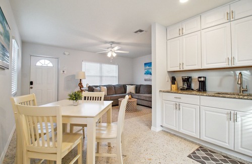 Fort Myers Beach House | Newly Renovated🌴Mango Villa - Steps away from beach/private heated pool🌞