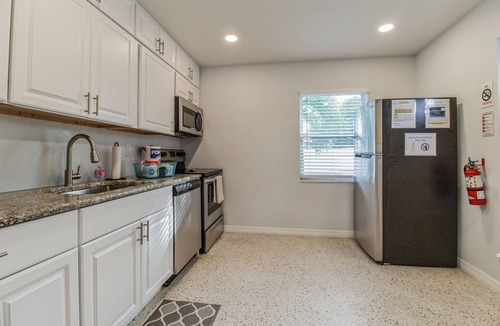 Fort Myers Beach House | Newly Renovated🌴Mango Villa - Steps away from beach/private heated pool🌞