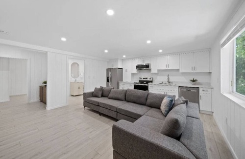 Tavernier House | Newly Updated 1 Bedroom Space in Tavernier. Walk to Harris Park!