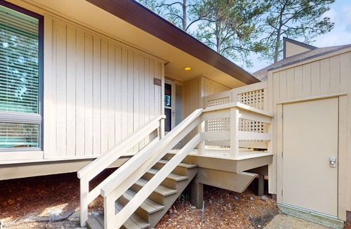 Moss Creek Condo | Newly updated condo with golf views, firepit, pool, & bikes - smart TVs, W/D, AC