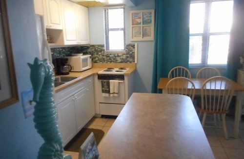 St. Pete Beach Condo | Nice Condo directly on St Pete beach, walk to restaurants/night life.