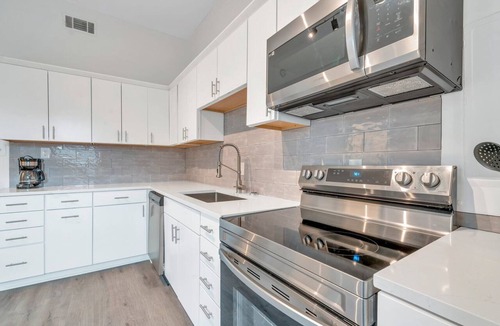 Historic Downtown Savannah Apartment | No Cleaning Fee! Amazing walkable location! Pets Ok