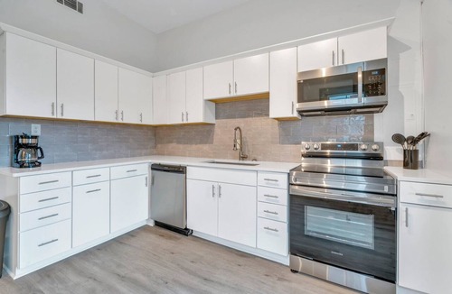 Historic Downtown Savannah Apartment | No Cleaning Fee! Amazing walkable location! Pets Ok