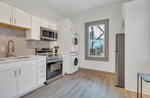 Historic Downtown Savannah Apartment | No Cleaning Fee! Amazing walkable location! Pets Ok