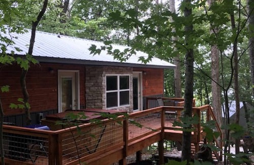 Guild Cabin | NO SUNDAY CHECKINS wolfpack- hot tub- treehouse