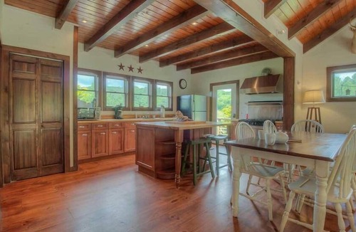 Cherry Log Cabin | Noontootla Cottage - Pickleball, Putting, & Trophy Trout Fishing!