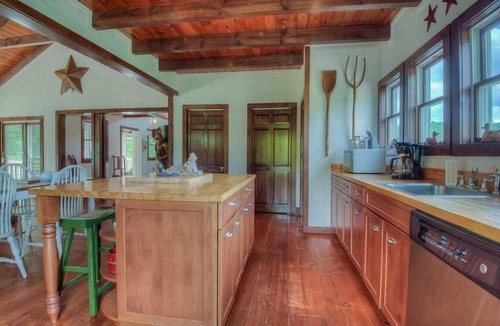 Cherry Log Cabin | Noontootla Cottage - Pickleball, Putting, & Trophy Trout Fishing!