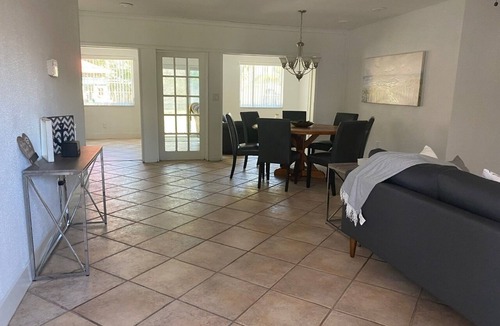 Ives Estates House | north miami house family-size w/pool and BBQ