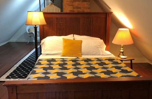 Alton Bed & Breakfast | Oak Grove B&B Treehouse Queen Bed 2 Porches-Pet Friendly