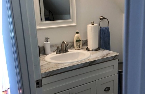 Alton Bed & Breakfast | Oak Grove B&B Treehouse Queen Bed 2 Porches-Pet Friendly