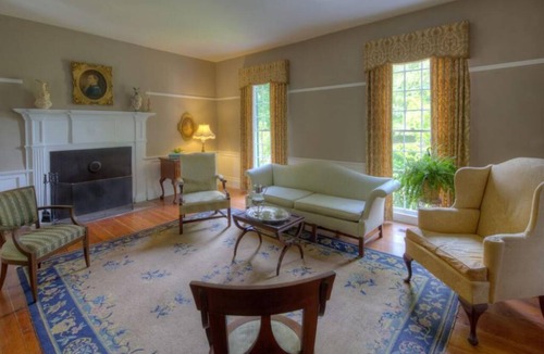 Alton Bed & Breakfast | Oak Grove B&B Treehouse Queen Bed 2 Porches-Pet Friendly