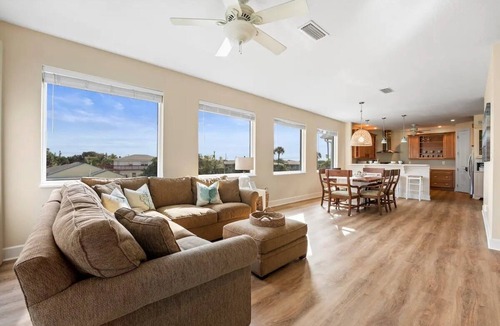 Cocoa Beach House | Ocean Blue Beach House: 3B/3B Downtown Cocoa Beach House