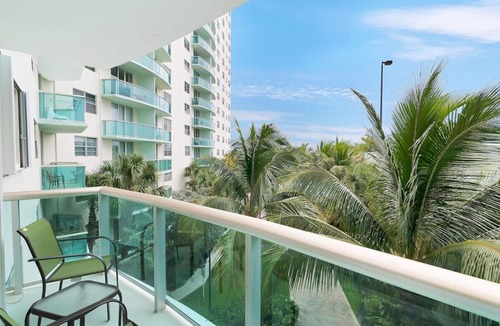 Hollywood South Central Beach Condo | Ocean front condo on Hollywood Beach ! 1 bedroom/3rd floor
