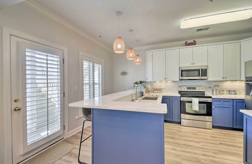 Ocean Isle Beach Apartment | Ocean Isle Condo With Community Pool & Hot Tub!