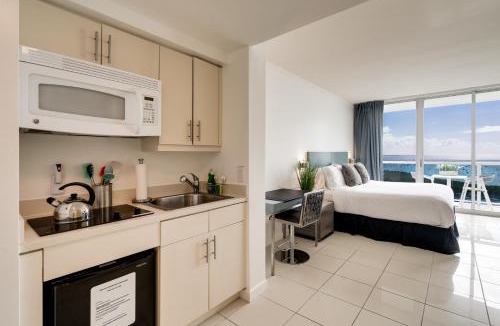 Coconut Grove House | Ocean View Balcony steps from Restaurants, Peacock Park & Marina