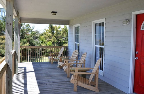 Emerald Isle House | Oceanfront Cottage with Private Beach Access