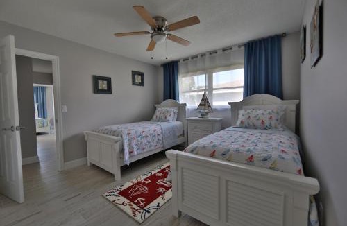 Vamo House | Oceanfront home with sunset views of Sarasota Bay and heated pool
