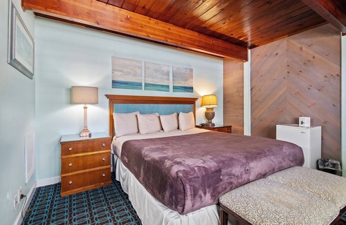 Fort Pierce Hotel | Oceanfront Inn, Inlet View, King Bed, #9
