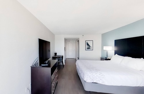 Myrtle Beach Hotel | Oceanfront King Room + Lazy River & Hot Tub