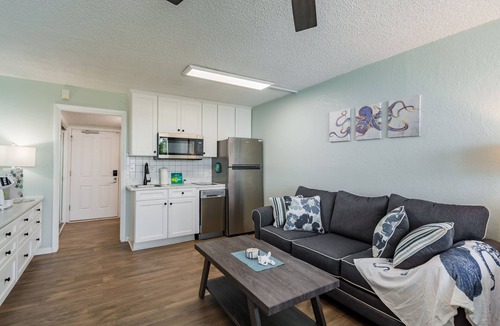 Treasure Island Condo | Oceanfront King Suite Balcony + Kitchenette