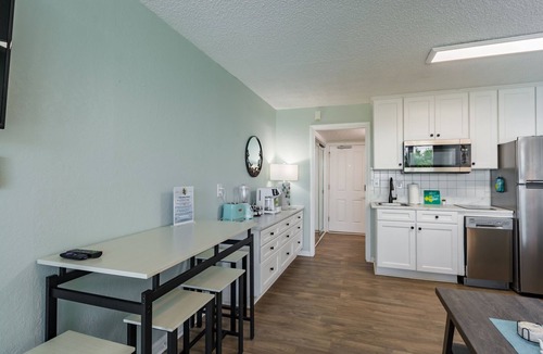 Treasure Island Condo | Oceanfront King Suite Balcony + Kitchenette