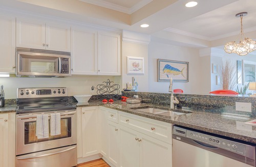 Isle of Palms Villa | Oceanfront, Large Condo! Prime Location, Community Pool & Elevator!