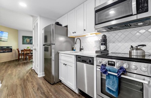 Downtown Myrtle Beach House | Oceanview KING Suite WD Pools Hot Tubs