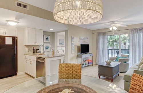 Fernandina Beach Condo | Oceanview Sand Dollar Villas Condo | Balcony | Pool