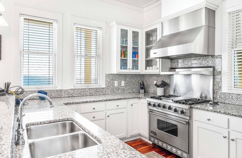 Delos House | Oct-Dec Reduced!*On Beach*Pool Access*Elevator!