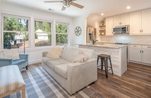 Olde Town Cottage | Old Town + Walk to restaurant + EV Charger
