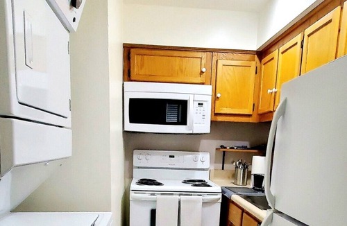 Edgehill Apartment | On Music Row, A Mile from Downtown, Close to Belmont and Vanderbilt and Everything Else!