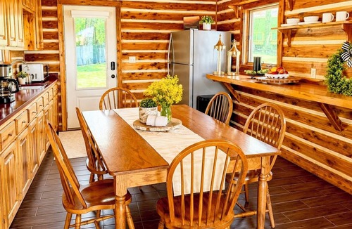 Altamont Cabin | One Bedroom Cabin with Panoramic View at Paul's Point