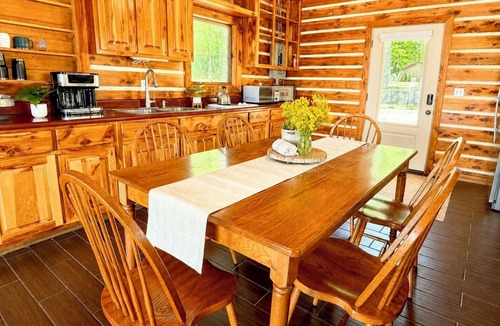 Altamont Cabin | One Bedroom Cabin with Panoramic View at Paul's Point