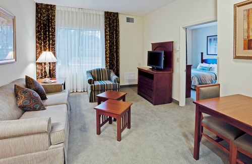 Airport North Condo | Only 1.5 Miles from Orlando International Airport + Outdoor Pool | 25 Minutes to Disney World
