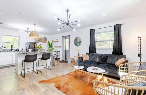 Williston House | Onyx Oasis - Devils Den - Huge Yard & Pet Friendly - Sleeps 5