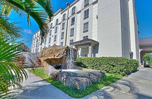 Orlando Hotel | Orlando Sweet Escape: Three Family Ready Room with Outdoor Pool