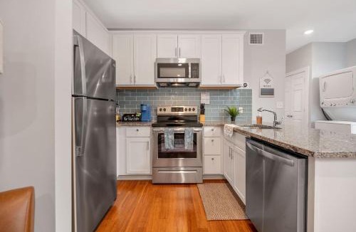 Over-the-Rhine Apartment | OTR off Vine St, Lux Queen Bed, Wifi, Smart TV, Sleeps 3ppl, 3rd Fl