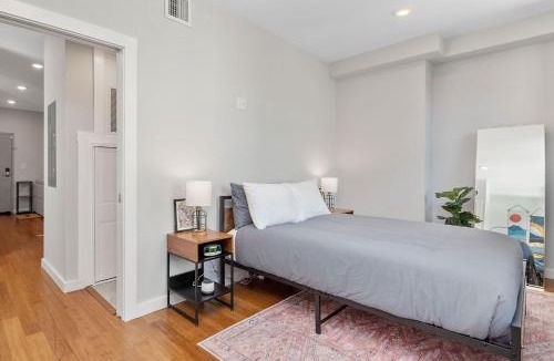 Over-the-Rhine Apartment | OTR off Vine St, Lux Queen Bed, Wifi, Smart TV, Sleeps 3ppl, 3rd Fl