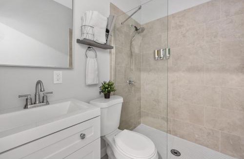 Over-the-Rhine Apartment | OTR off Vine St, Lux Queen Bed, Wifi, Smart TV, Sleeps 3ppl, 3rd Fl