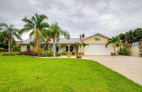 Tavares House | Outdoor Oasis with Bar and Lanai Tavares Escape