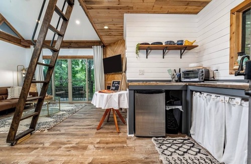 Roswell Cottage | Outdoor Soaking TUB, Lake-front TINY HOME