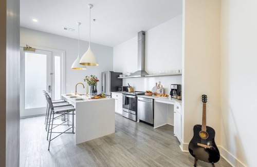 Five Points House | Outrider 118 by AvantStay | Private Balcony + Close to Broadway, ADA Accessible