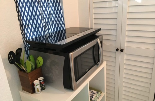 Ozona Apartment | Ozona Guesthouse! 3 Blocks to Pinellas Trail, Brewery, Eats, & Dog Friendly!
