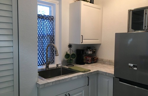 Ozona Apartment | Ozona Guesthouse! 3 Blocks to Pinellas Trail, Brewery, Eats, & Dog Friendly!