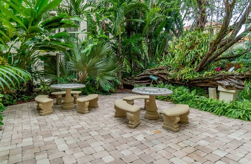 Palm Beach - West Palm Beach Apartment | 🏝Palm Beach Island Condo-Hotel King Bed Studio Walk to Beach🏖