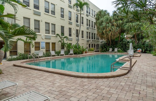 Palm Beach - West Palm Beach Apartment | 🏝Palm Beach Island Condo-Hotel Room Walk to Beach 🏖