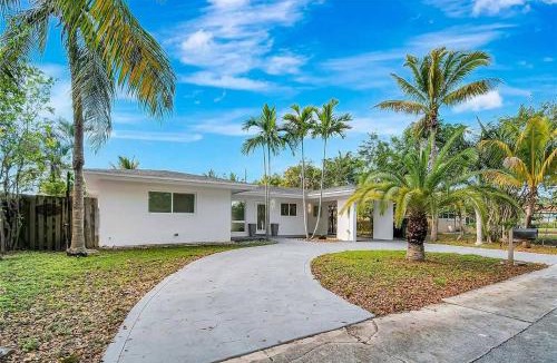 Central Fort Lauderdale House | Palm House Near Beach, Game Room, Pool & King Beds