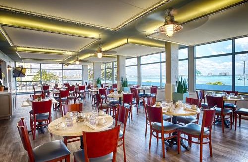 North Bay Village Hotel | Palm Tree Club Miami