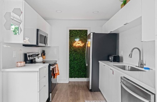 Central Oakland Park House | Palm Vista House – Your Ultimate Work Hard Play Hard South Florida Escape!